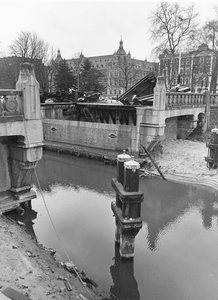 46057 Gezicht op de sloop van de Willemsbrug over de Stadsbuitengracht te Utrecht. Links op de achtergrond de bebouwing ...